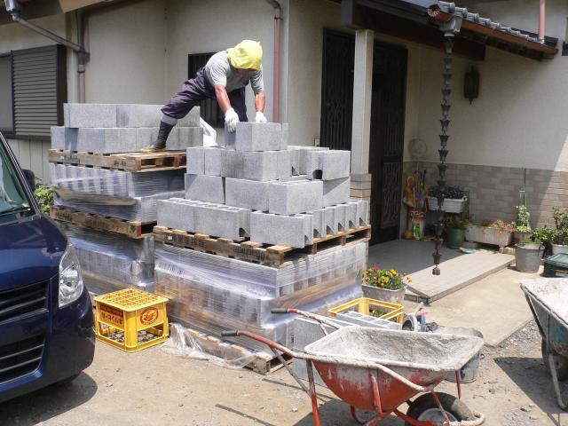 栃木小山　外壁施工中のブロック
